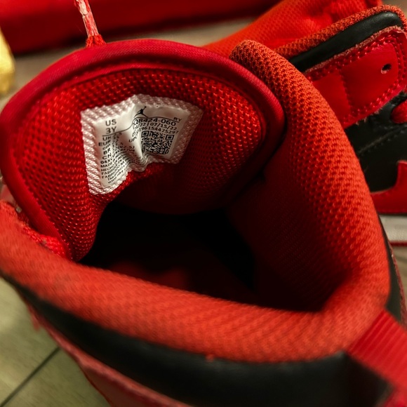 🚨🔥 Air Jordan 1 Mid 'Alternate Bred' Red Black Kid's Size 3Y - Picture 6 of 6